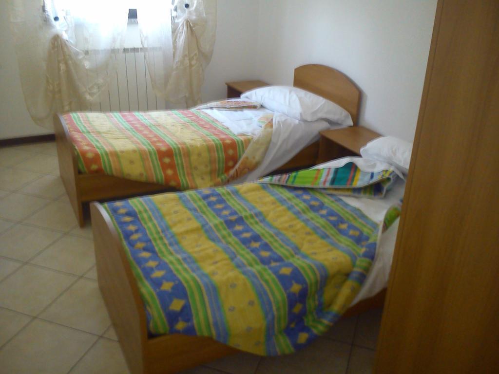 Casa Vacanza Holiday Villa Pieris Bagian luar foto