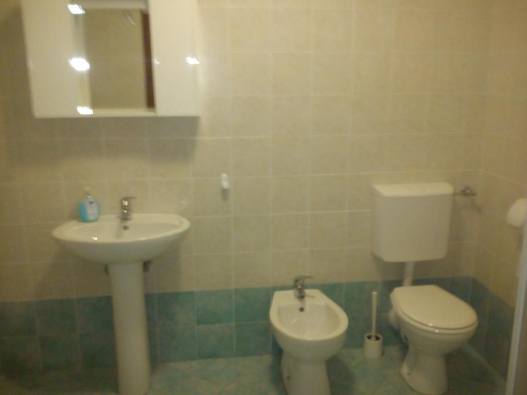 Casa Vacanza Holiday Villa Pieris Bagian luar foto