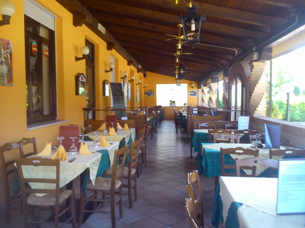 Casa Vacanza Holiday Villa Pieris Bagian luar foto